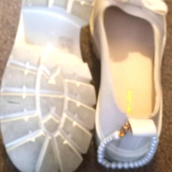 Chic White Women's Loafers with Pearl Accent - Picture 1 of 4